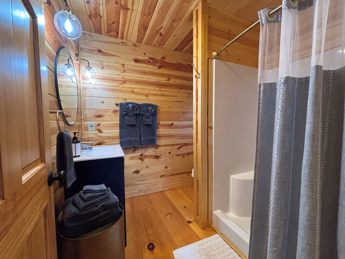Second bathroom at The Cozy Nook